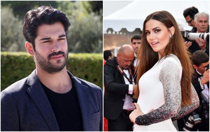 Burak Ozcivit poartă un tricou negru și un sacou albastru închis, iar Fahriye Evcen poartă o rochie albă cu mâneci lungi