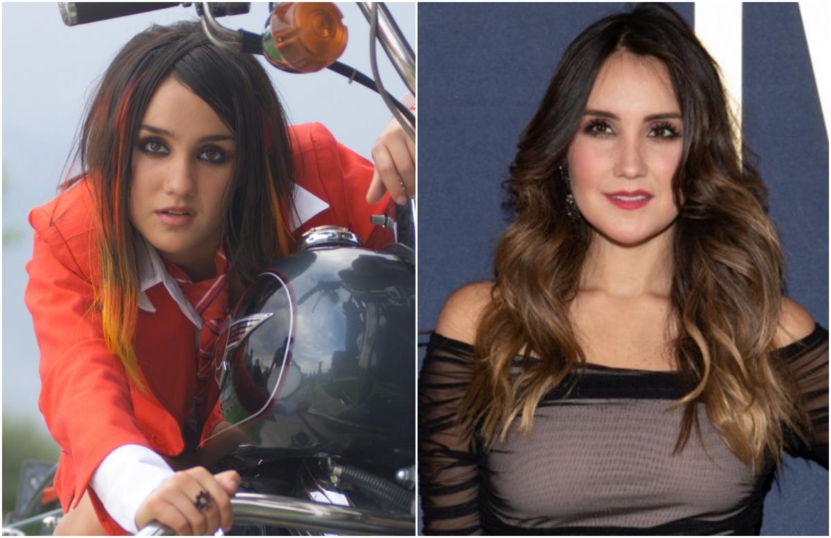 Dulce María în prima imagine poartă uniformă cu sacou roșu și cămașă albă și stă pe o motocicletă, în a doua poză poartă o rochie de voal negru și pare părul desprins, lung