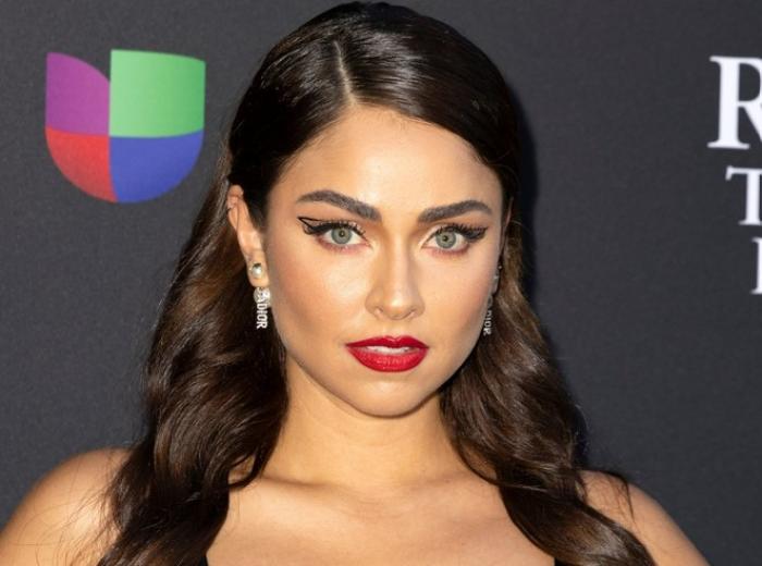 CLaudia Martin poartă părul lung și ruj roșu