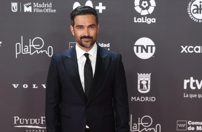 Alfonso Herrera poartă un costum negru, o cămașă albă și cravată