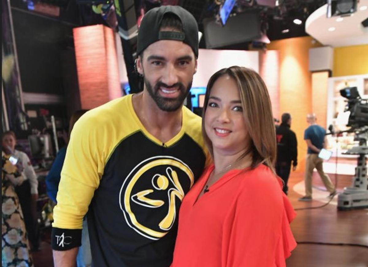 Adamari López stă lângă Toni Costa și amândoi zâmbesc