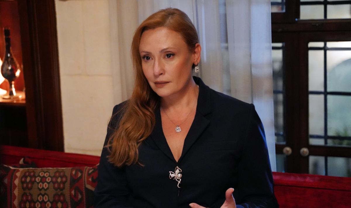 Gülçin Santırcıoğlu poartă părul coafat într-o parte și o rochie neagră