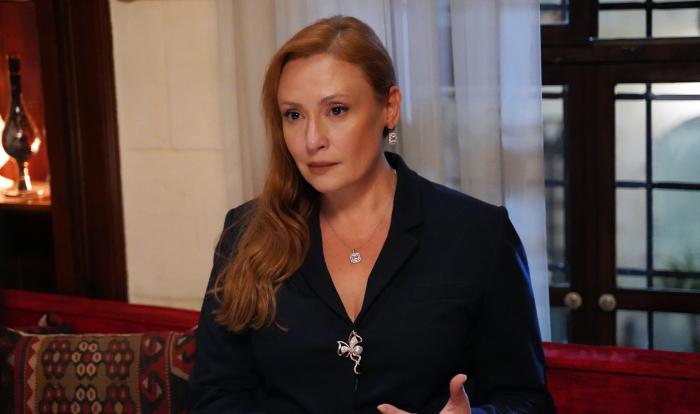 Gülçin Santırcıoğlu poartă părul coafat într-o parte și o rochie neagră