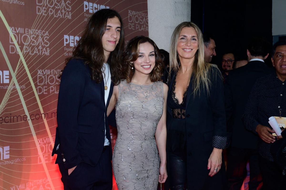 Luca Palomo, Fiona Palomo și Carina Ricco stau unul lângă celălalt
