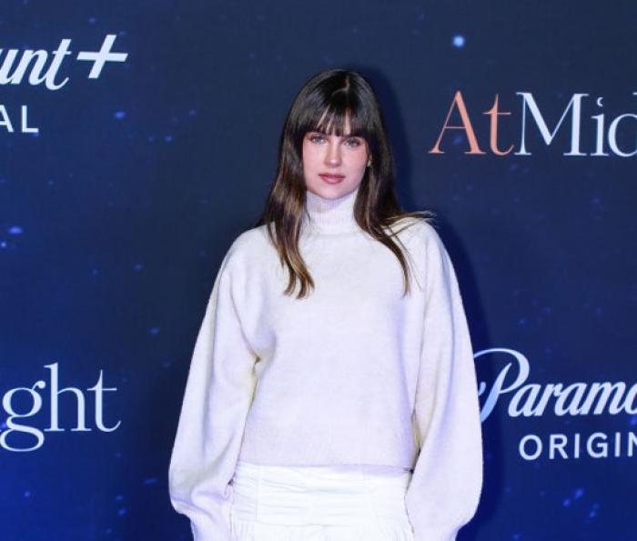 Romina Poza poartă o rochie albă cu mâneci lungi