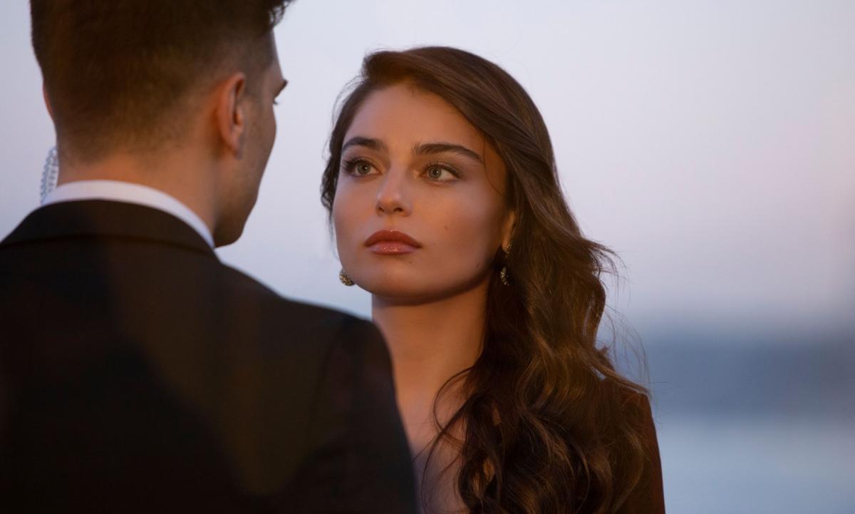 Ayça Ayşin Turan poartă părul lung, desprins