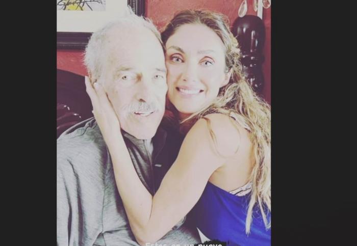 Anahi poartă un maiou albastru