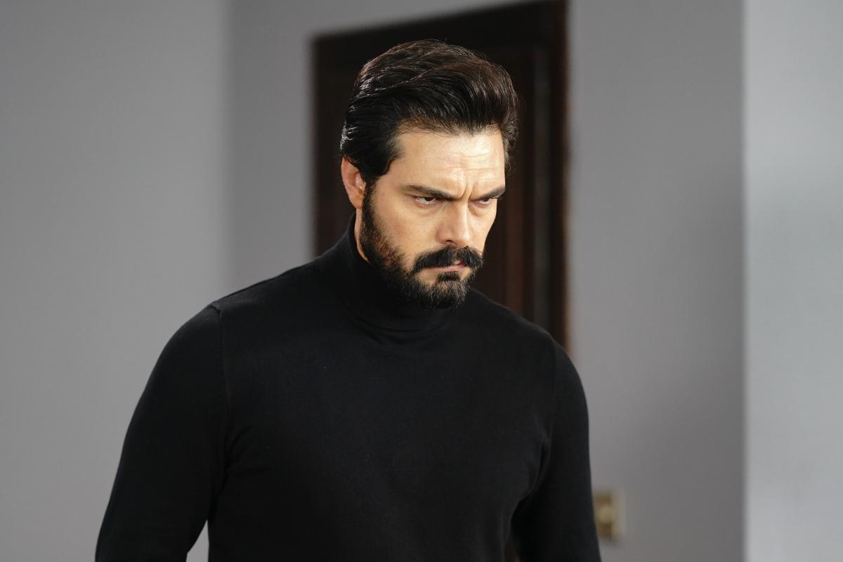 Halil Ibrahim Ceyhan poartă o maletă neagră și are un costum negru