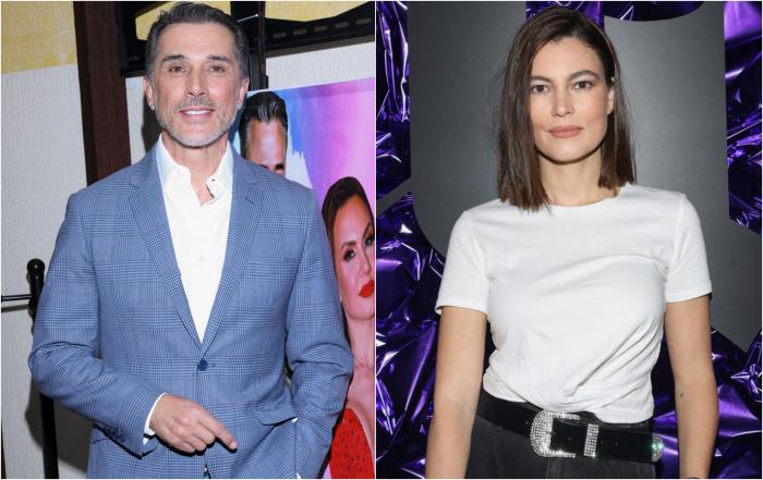 Sergio Mayer poartă un costum albastru și o cămașă albă, iar Natalia Subtil poartă un tricou alb și pantaloni negri