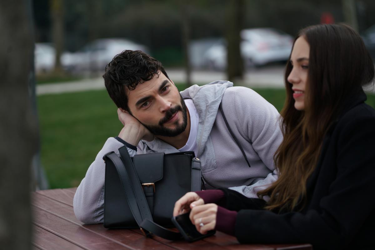 Akın Akınözü poartă un hanorac gri