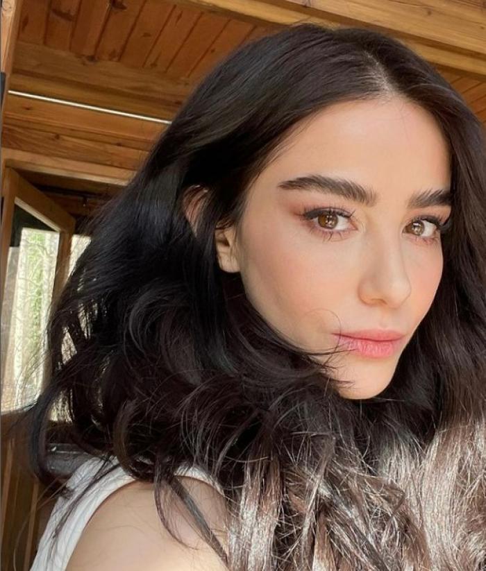 Özge Gürel Çayoğlu are părul desprins și ondulat