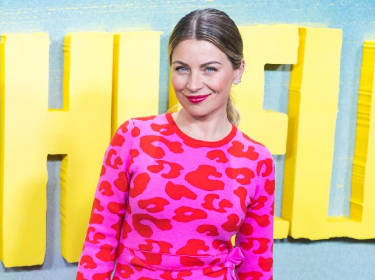 Ludwika Paleta poartă o rochie lungă, roz cu mâneci lungi și are ruj roșu