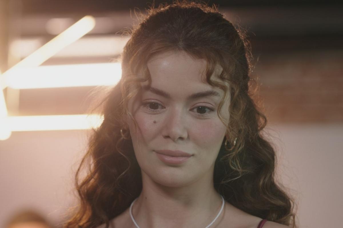 Seray Kaya poartă părul lung, desprins și zâmbește