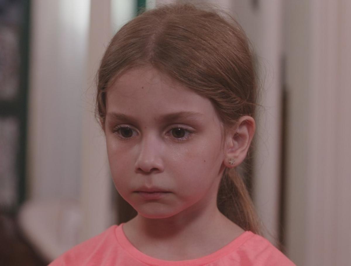 Azra Aksu poartă părul prins la spate