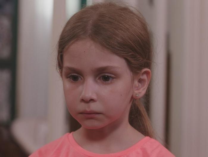 Azra Aksu poartă părul prins la spate