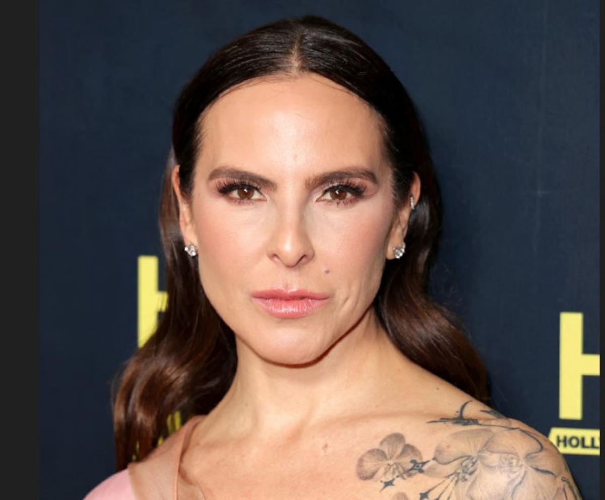 Kate del Castillo poartă o rochie roz cu umerii goi și are părul desprins