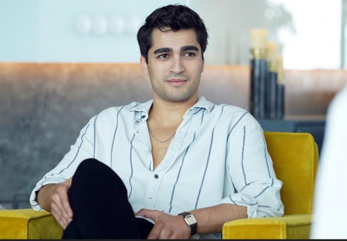 Mert Ramazan Demir poartă o cămașă albă cu dungi negre