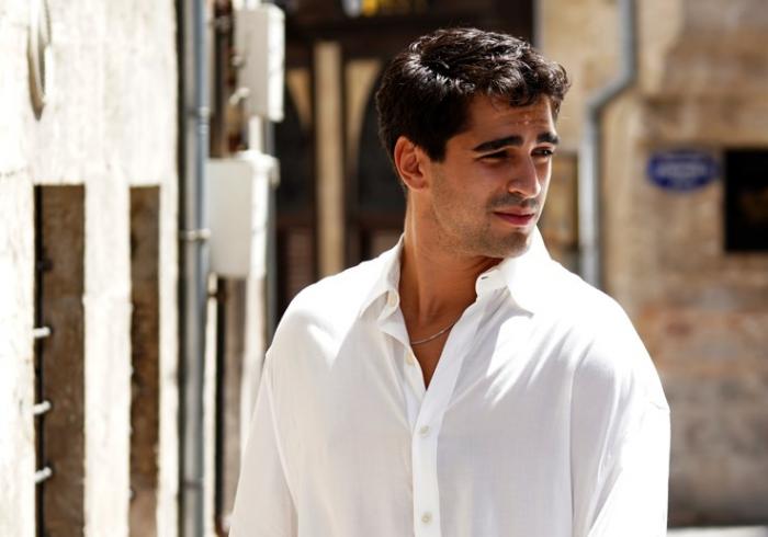 Mert Ramazan Demir poartă o cămașă albă cu mâneci lungi