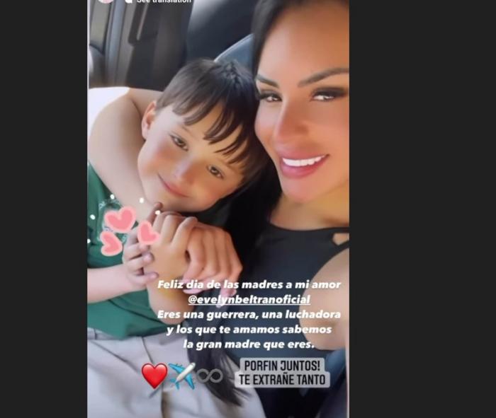 Evelyn Beltran zâmbește alături de copil