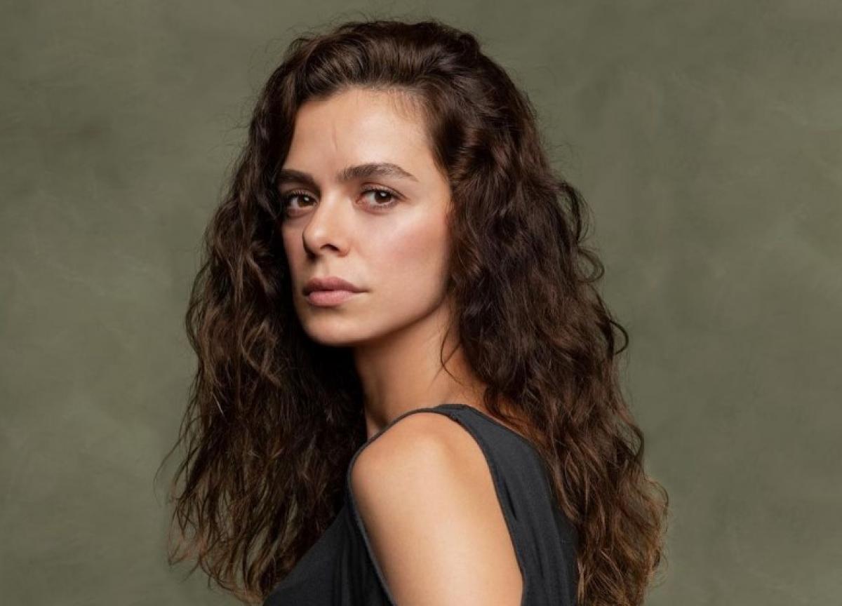 Özge Özpirinççi poartă părul lung, desprins