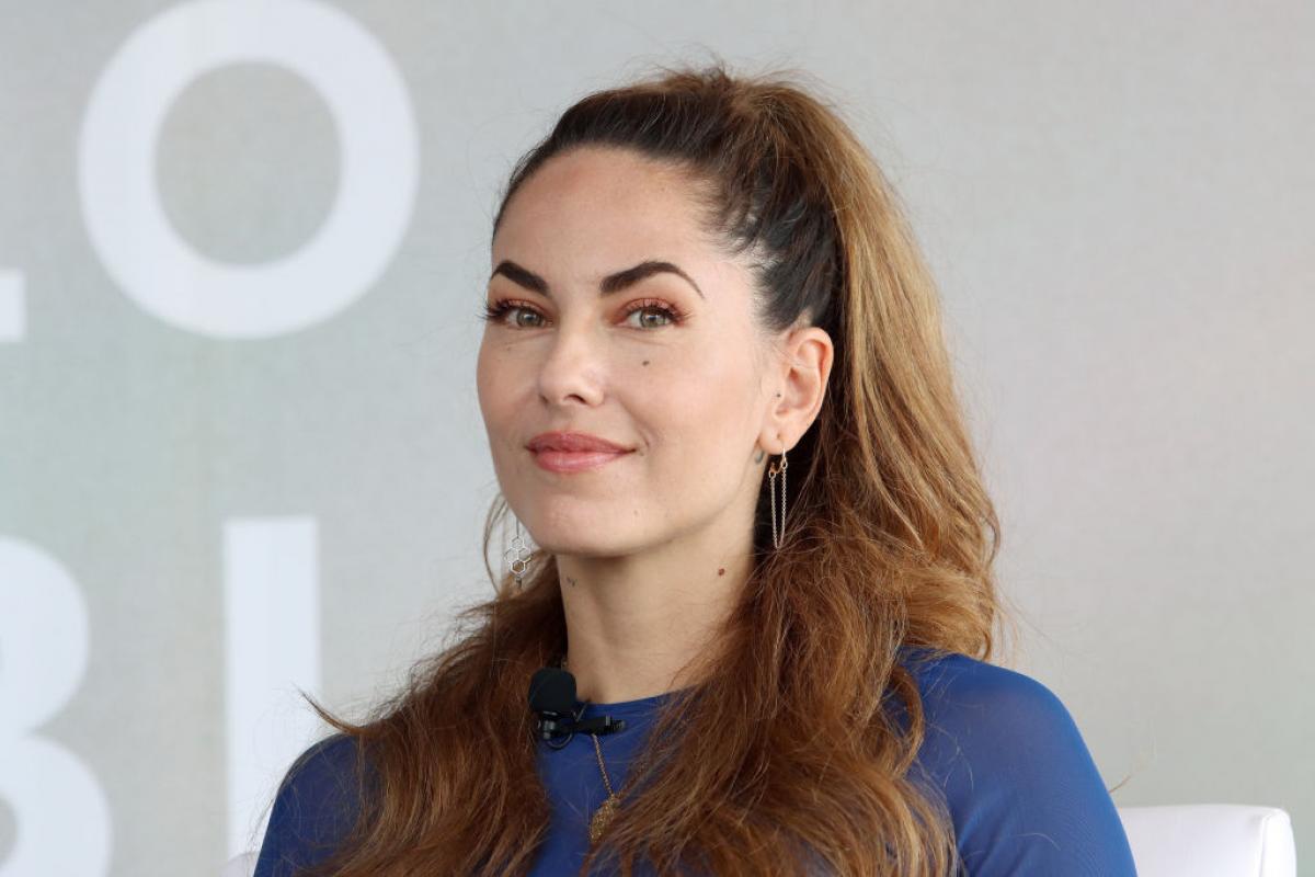Bárbara Mori poartă părul lung, desprins și o bluză albastră cu mânecă lungă