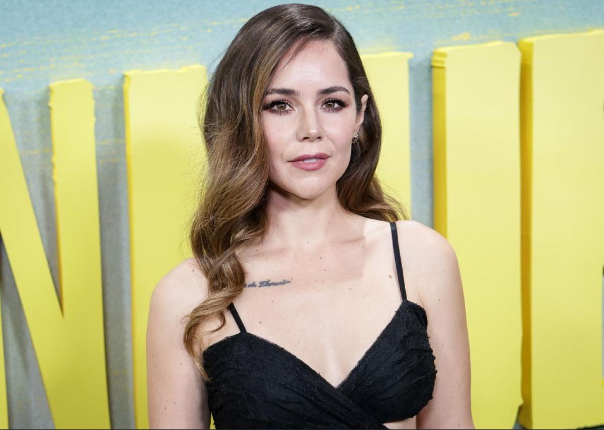 Camila Sodi poartă o rochie neagră fără mâneci și are părul desprins, ondulat