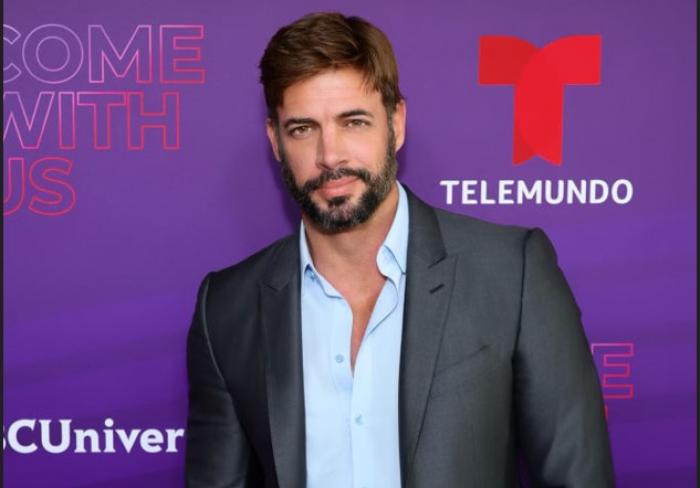 William Levy poartă o cămașă albastră deschisă la culoare și un costum închis la culoare