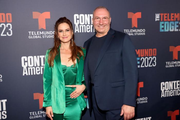 Altaír Jarabo poartă o rochie verde și stă lângă Frédéric Garcia