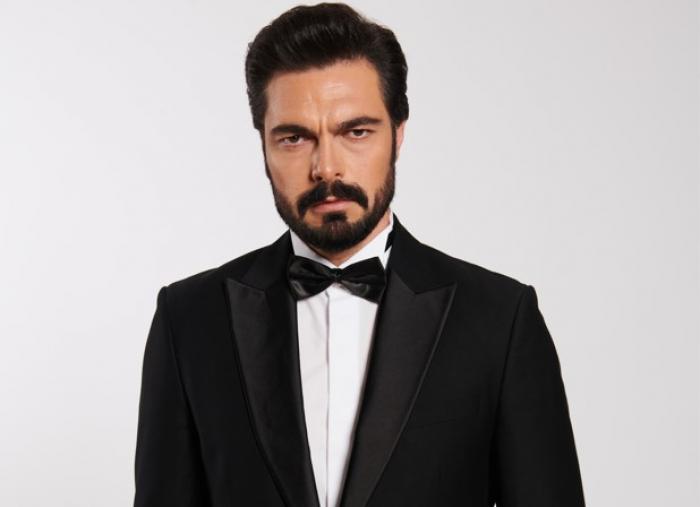 Halil Ibrahim Ceyhan poartă o cămașă albă, un costum negru și un papion negru