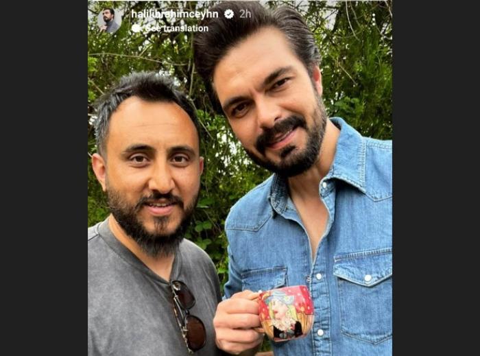 Halil Ibrahim Ceyhan poartă o cămașă albastră și ține o cană în mână