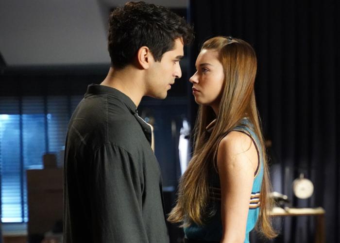 Mert Ramazan Demir și Afra Saraçoğlu stau față în față