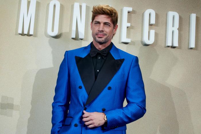 William Levy poartă un sacou albastru cu negru