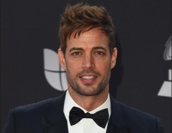 William Levy poartă o cămașă albă, sacou negru și papion de aceeași culoare