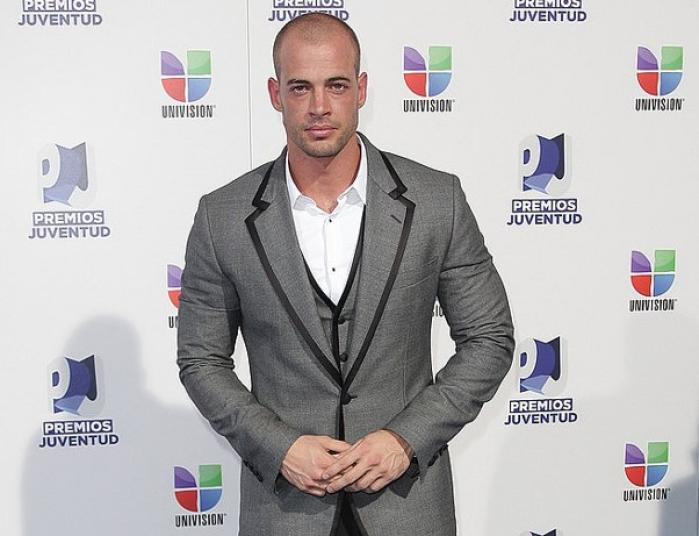William Levy poartă un costum gri și o cămașă albă