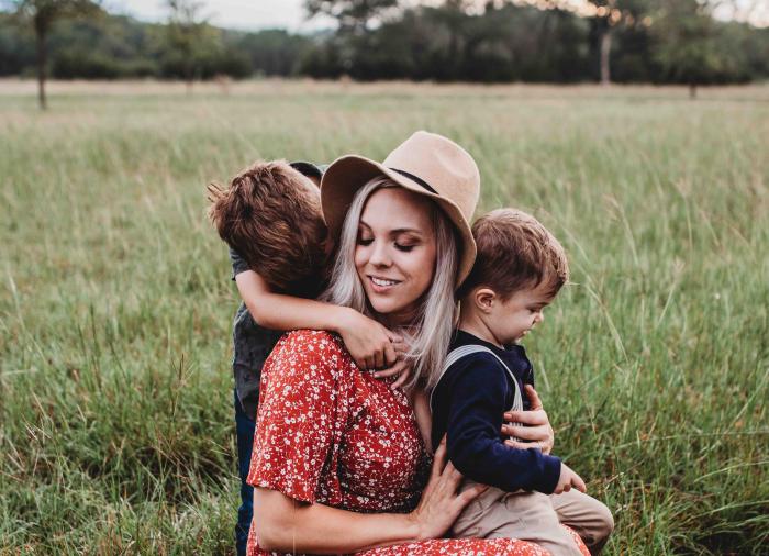 mămică cu copii pe un câmp