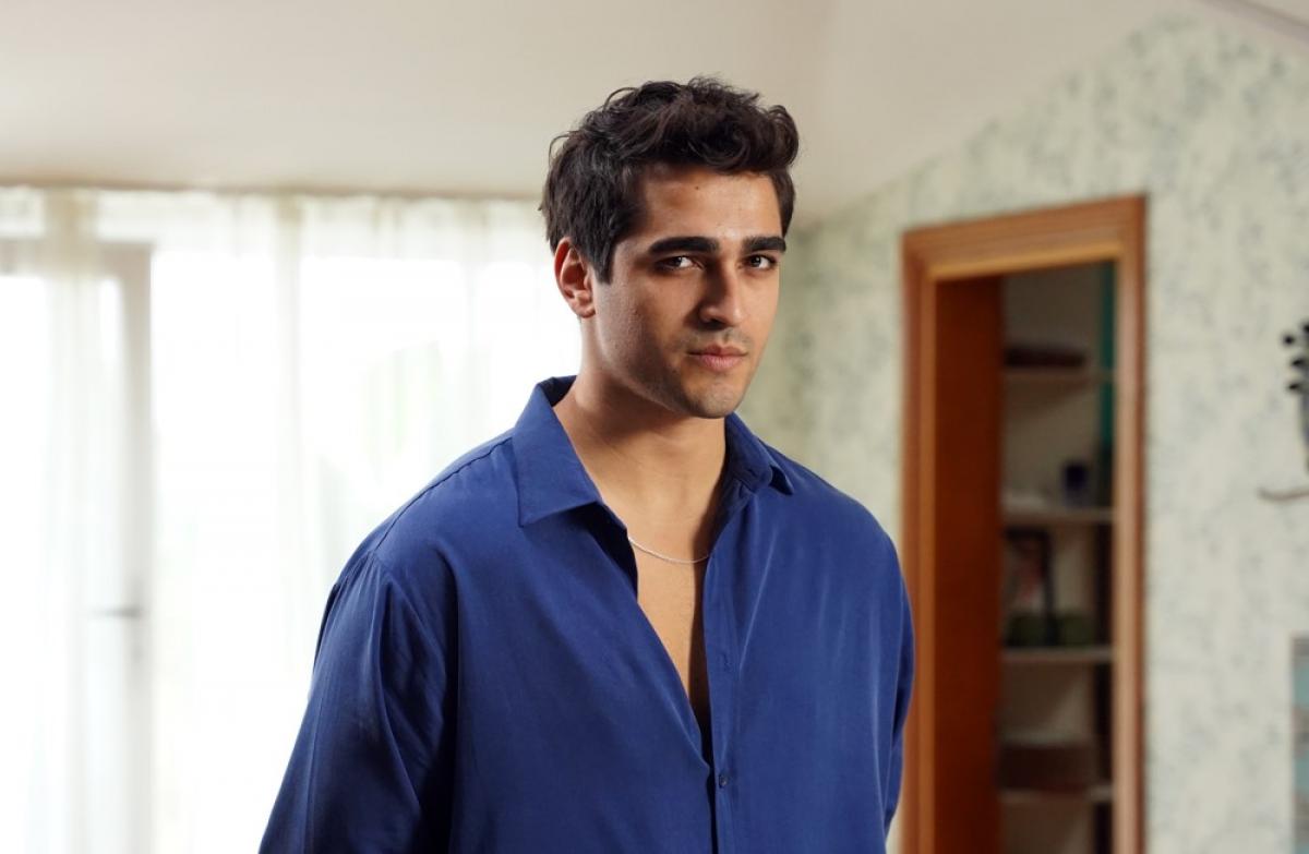 Mert Ramazan Demir poartă o cămașă albastră cu mâneci lungi