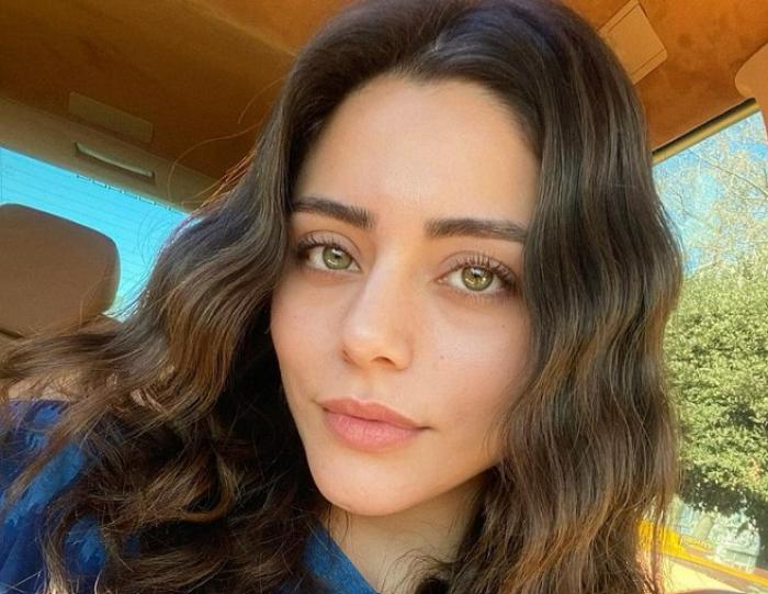 Sıla Türkoğlu poartă părul desprins și ondulat