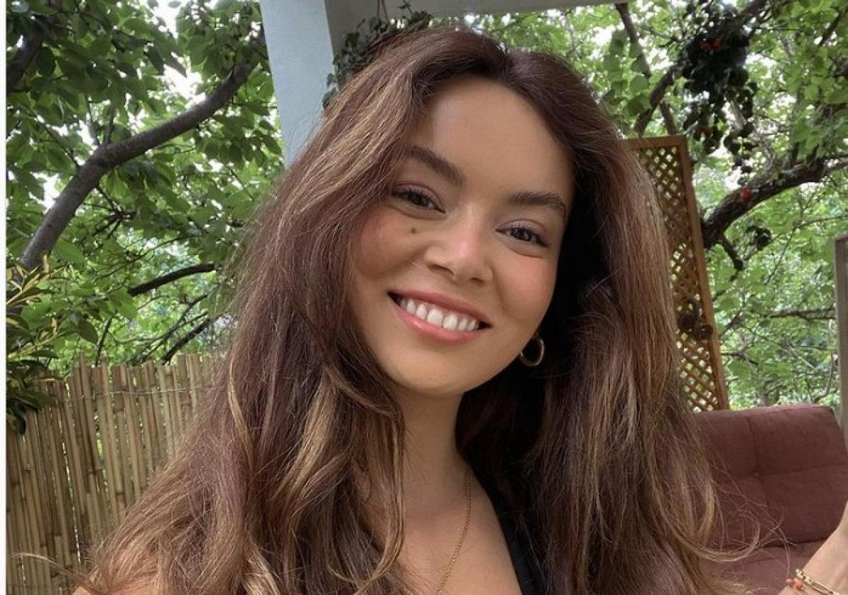 Seray Kaya poartă părul lung, desprins și zâmbește