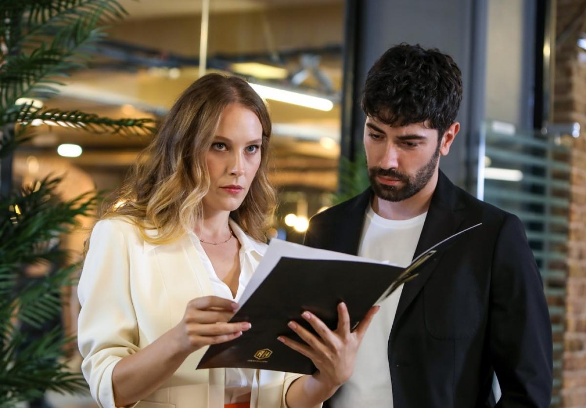 Şeyma Korkmaz poartă un sacou deschis la culoare