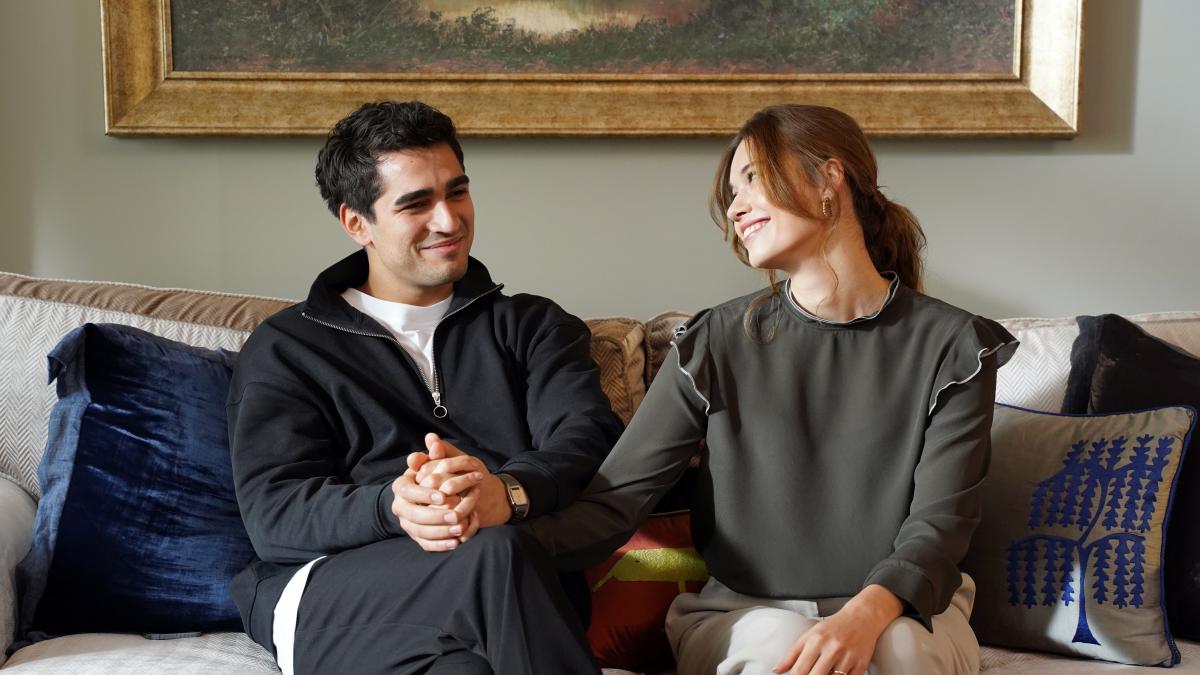 Mert Ramazan Demir și Afra Saraçoğlu stau față în față și zâmbesc