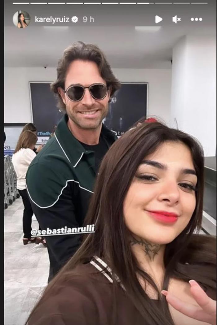 Sebastian Rulli zâmbește și poartă ochelari