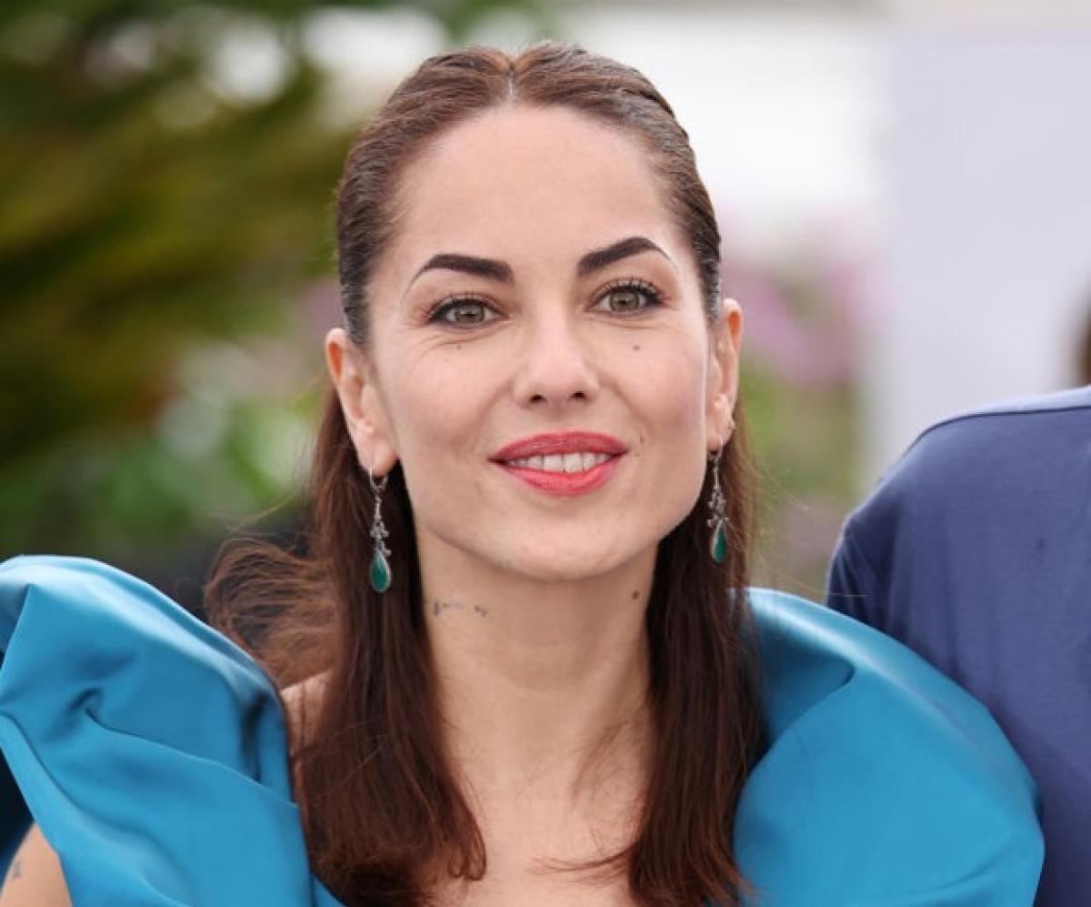 Barbara Mori poartă o rochie albastră și părul desprin