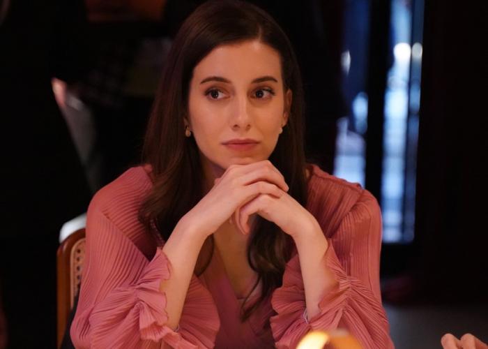 Beril Pozam poartă o rochie maro cu mâneci lungi