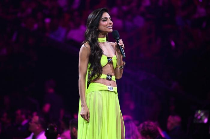 Alejandra Espinoza poartă o rochie lungă, verde