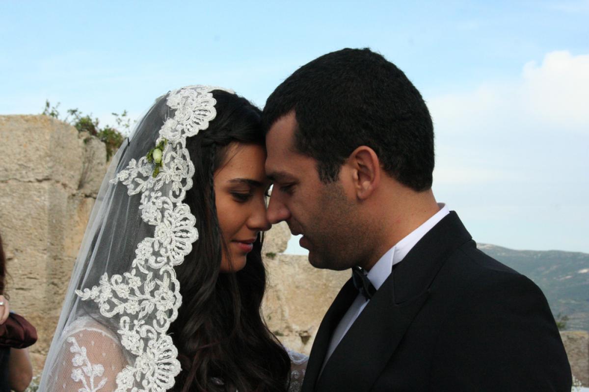 Protagoniștii serialului stau cu frunțile lipite și se privesc unul pe celălalt