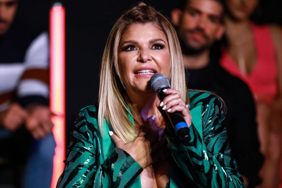 Itatí Cantoral poartă o rochie verde cu mâneci lungi