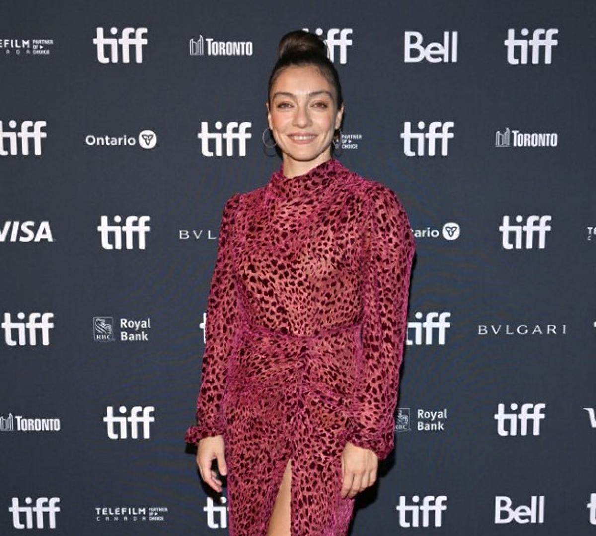 Merve Dizdar poartă o rochie lungă cu mâinile lungi