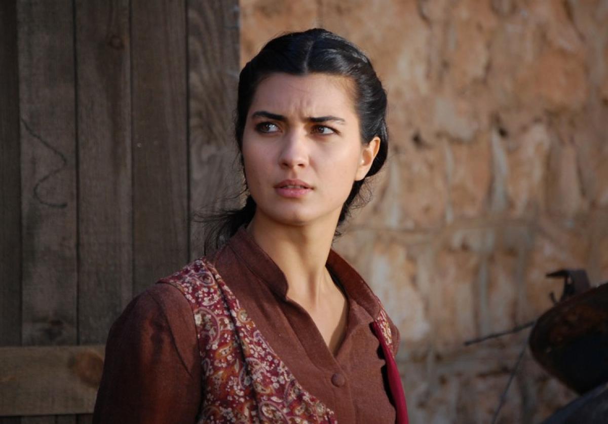Tuba Büyüküstün poartă părul prins