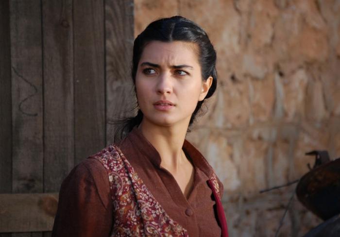 Tuba Büyüküstün poartă părul prins