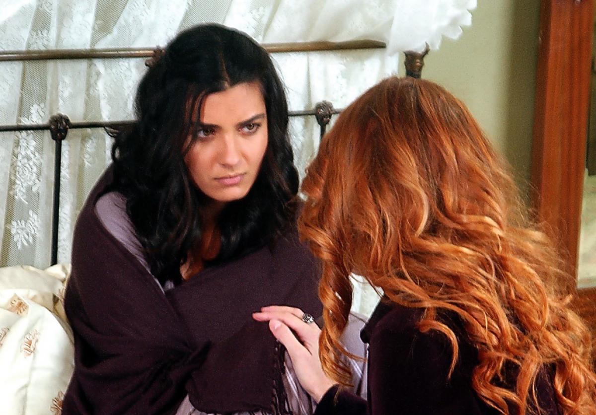 Tuba Büyüküstün poartă părul lung, desprins